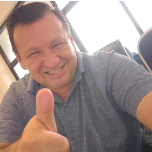 <em>Carlos R.</em>